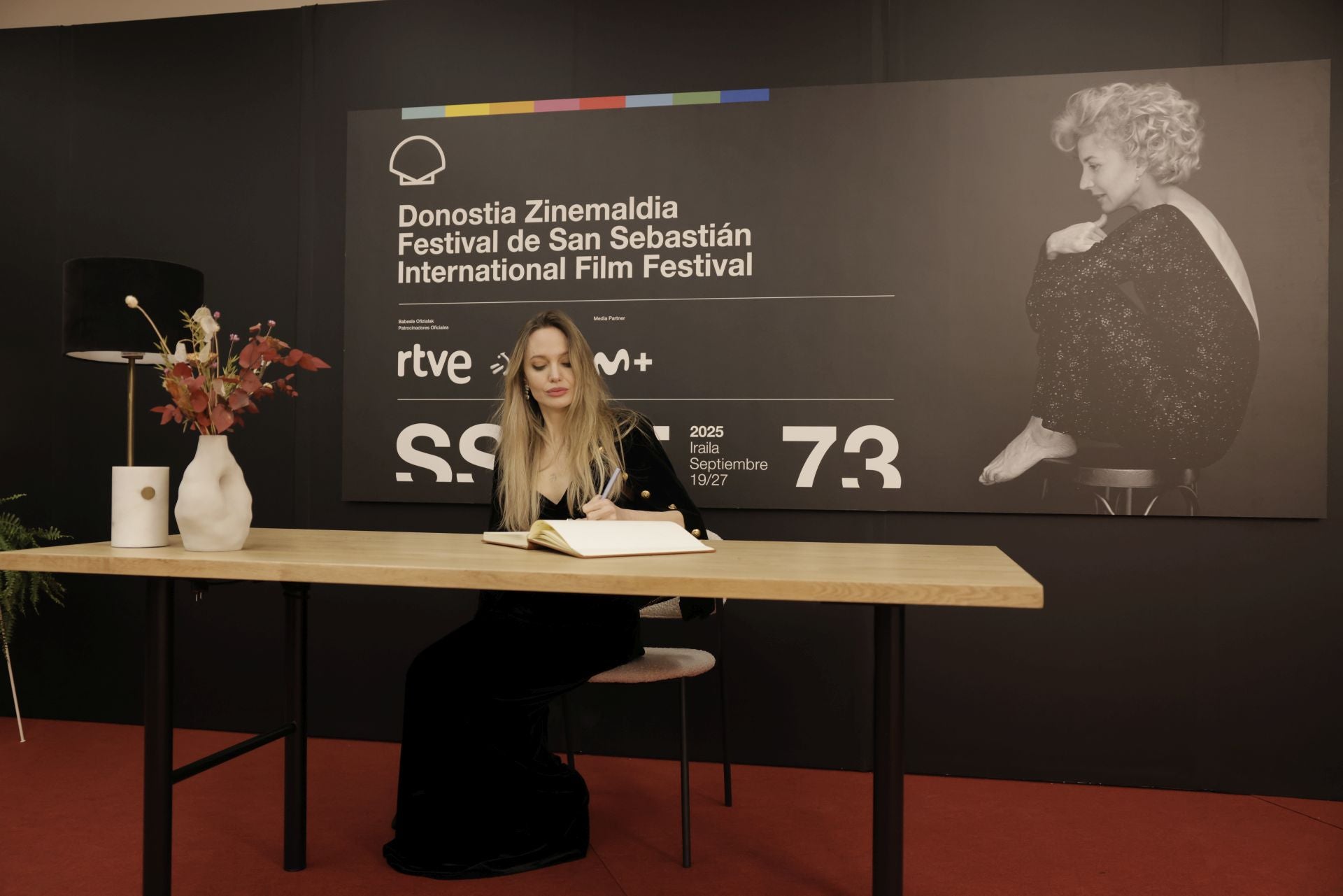 «Qué festival más bonito. Ha sido una experiencia muy especial. Mucho amor», ha firmado Angelina Jolie en el álbum del Festival de Cine de San Sebastián.