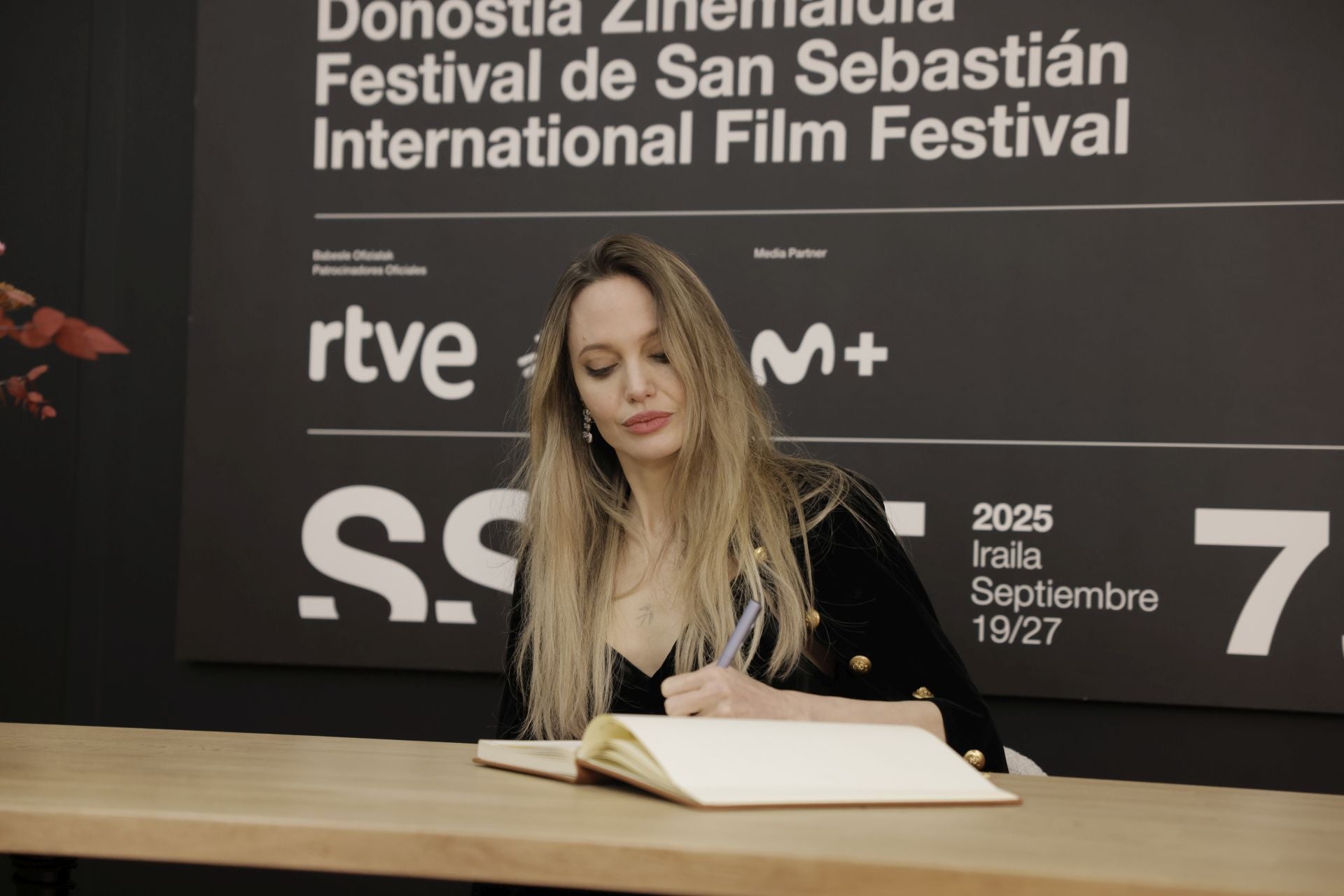 «Qué festival más bonito. Ha sido una experiencia muy especial. Mucho amor», ha firmado Angelina Jolie en el álbum del Festival de Cine de San Sebastián.