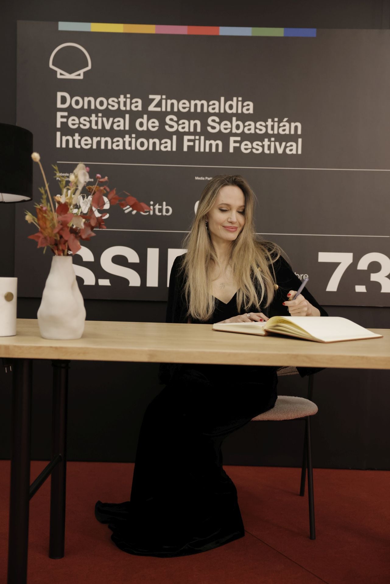 «Qué festival más bonito. Ha sido una experiencia muy especial. Mucho amor», ha firmado Angelina Jolie en el álbum del Festival de Cine de San Sebastián.