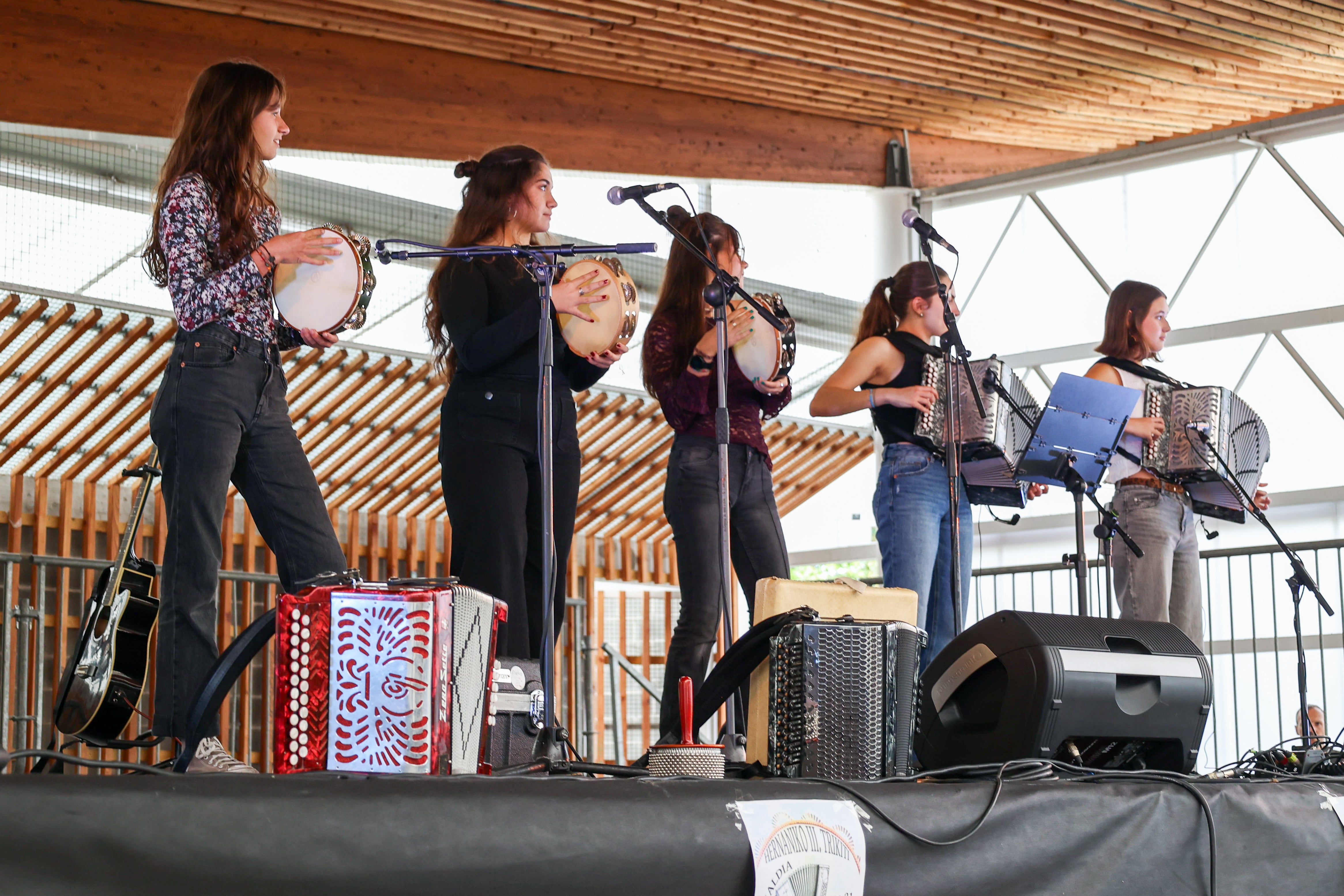 La lluvia no puede con las Euskal Jaiak en Hernani