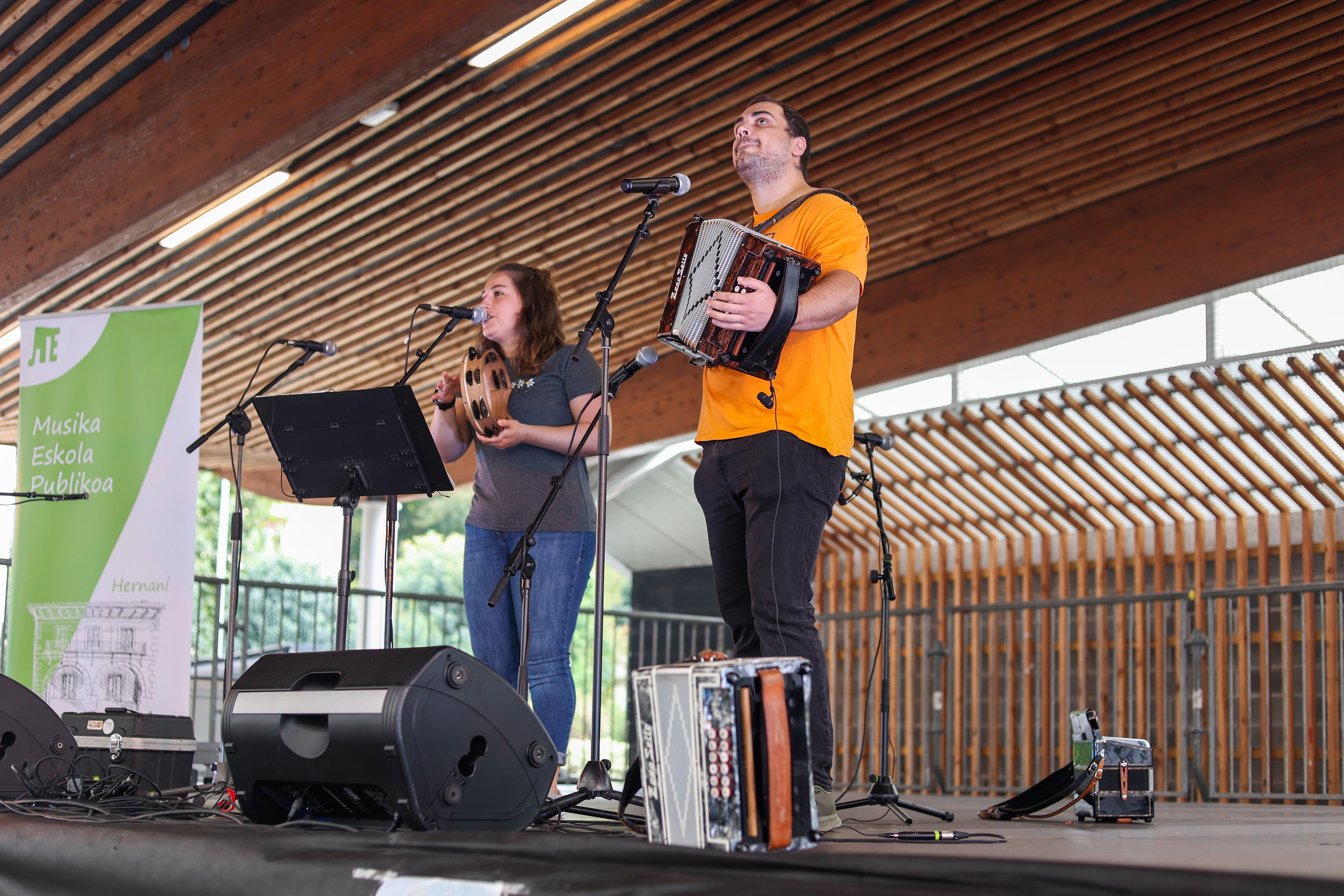 La lluvia no puede con las Euskal Jaiak en Hernani