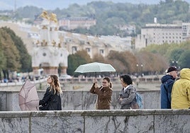 El paraguas ha sido necesario esta mañana para pasear por San Sebastián.