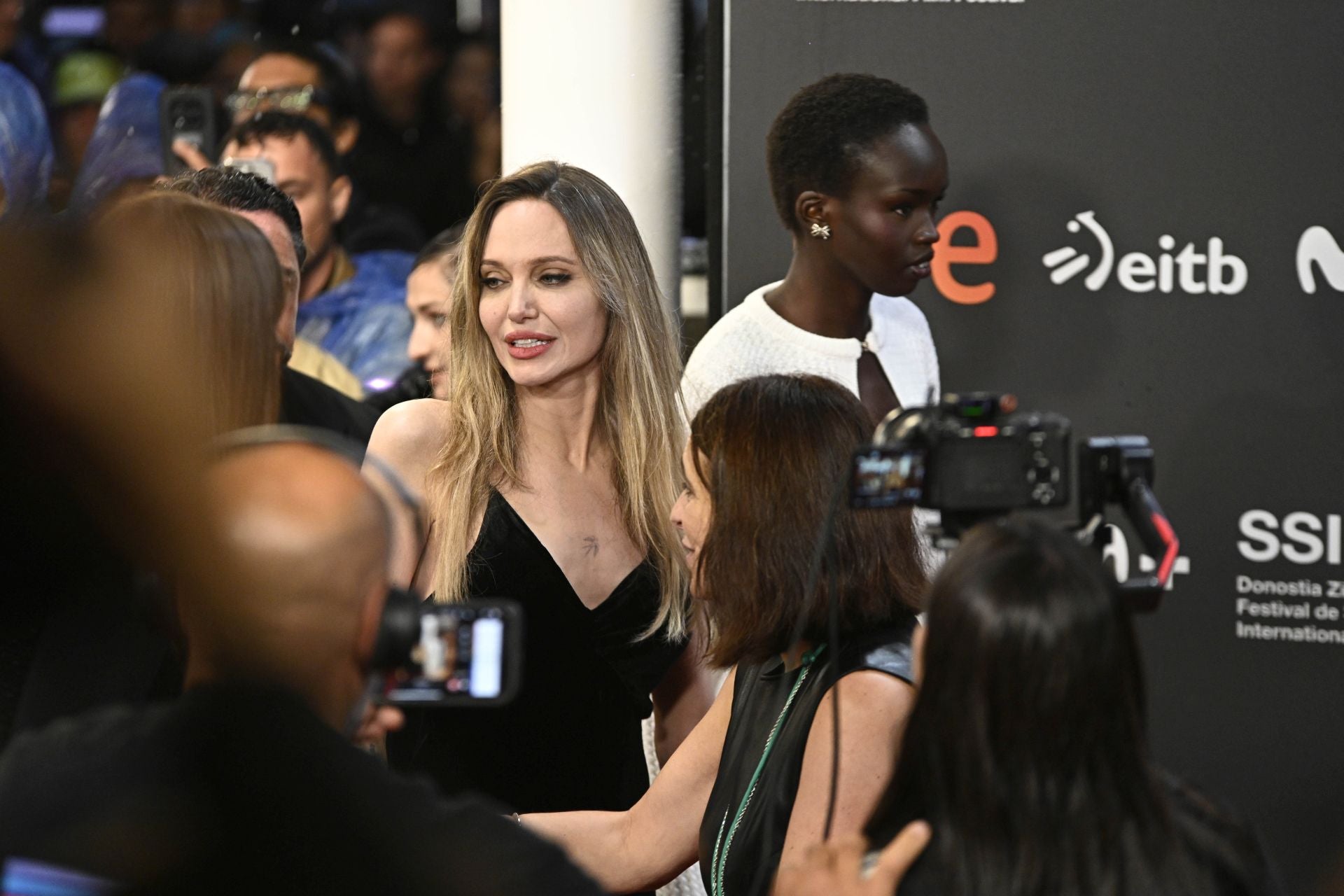 Las mejores imágenes del paso de Angelina Jolie por la alfombra roja del Festival de Cine de San Sebastián