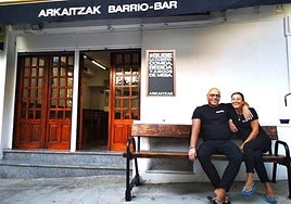 Juanjo e Iciar posan en la terraza del Arkaitzak, bar al que han dedicado más de tres décadas.