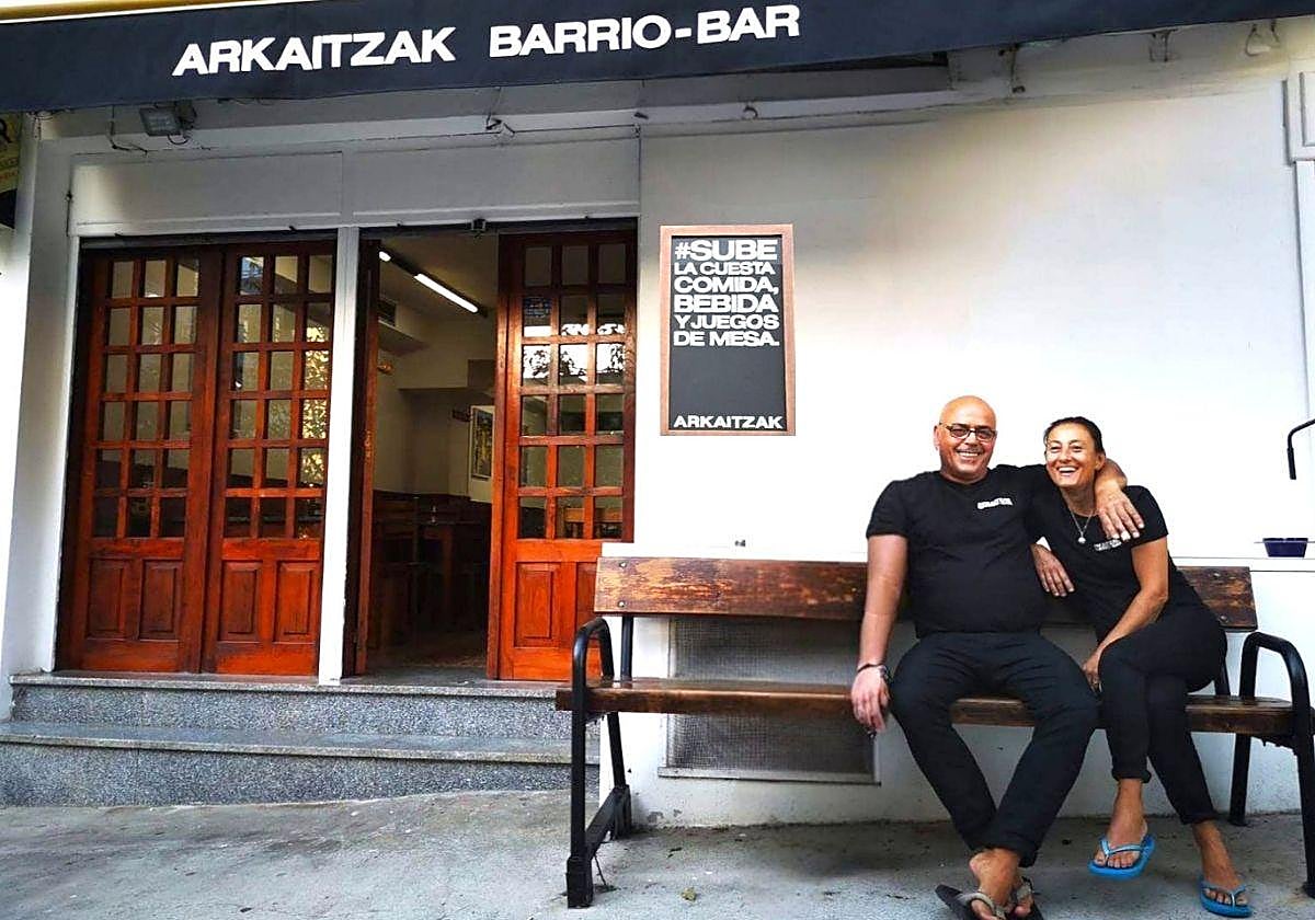 Juanjo e Iciar posan en la terraza del Arkaitzak, bar al que han dedicado más de tres décadas.