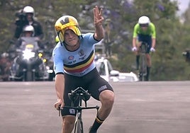 Evenepoel señala su tercera victoria en un Mundial contrarreloj tras doblar a Pogacar, que aparece a su espalda.