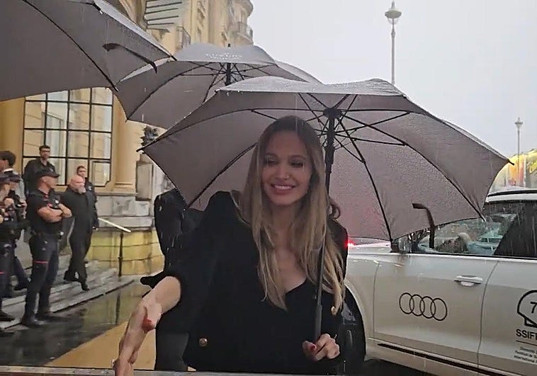 Angelina Jolie, bajo el diluvio a la salida del hotel María Cristina