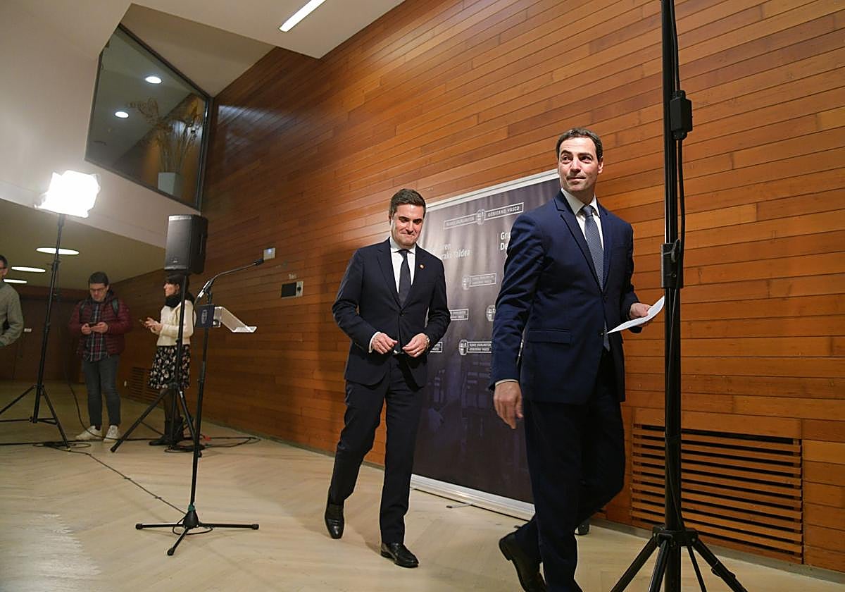 El lehendakari, Imanol Pradales, y el consejero de Industria, Mikel Jauregi.