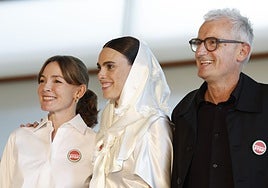 El realizador Asier Altuna (d), posa junto a las actrices, Jone Laspiur (c), y Nagore Aranburu (i), tras presentar su película 'Karmele'.