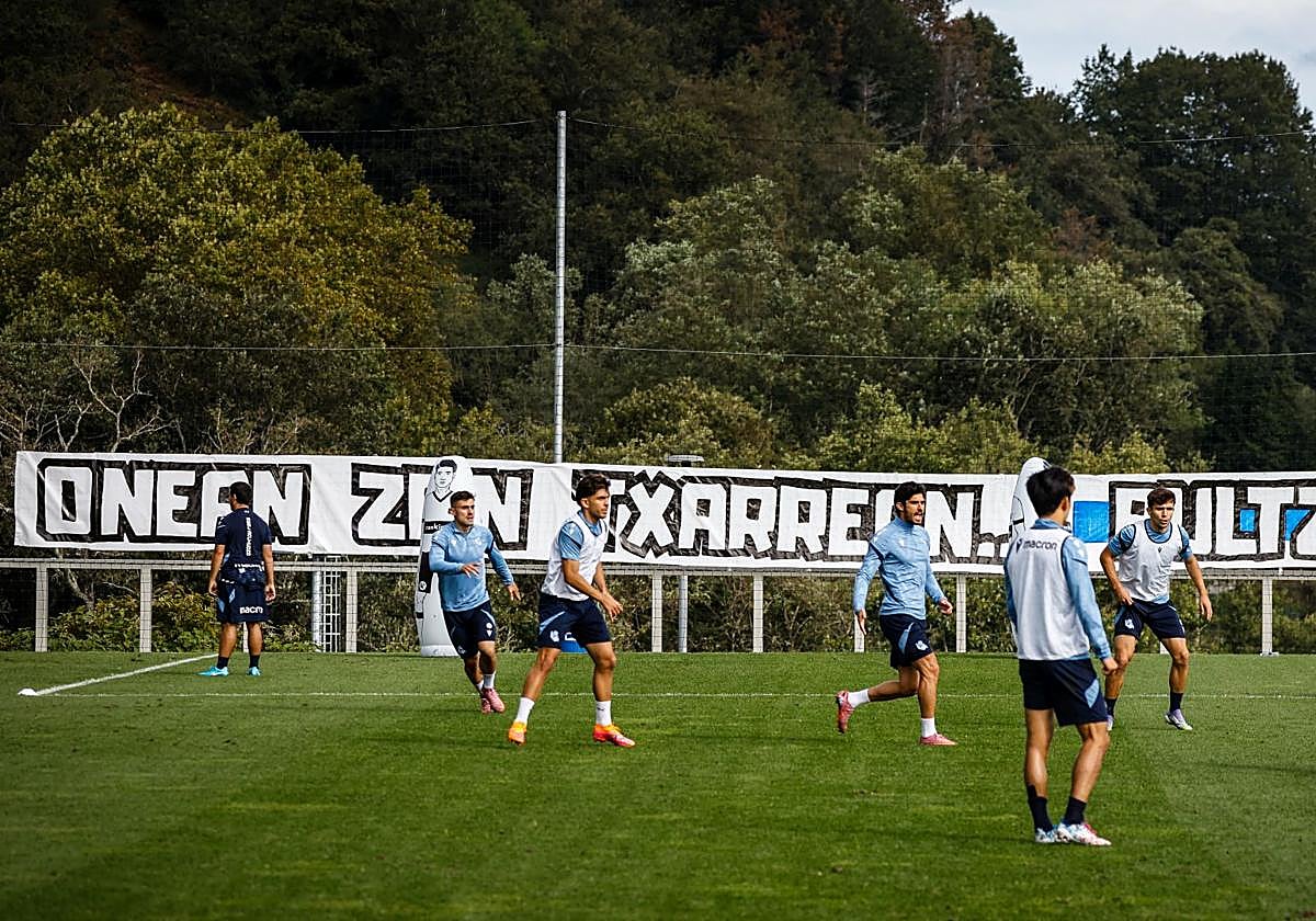 Los realistas se entrenan en el 'z7' de Zubieta con una pancarta de apoyo de Bultzada