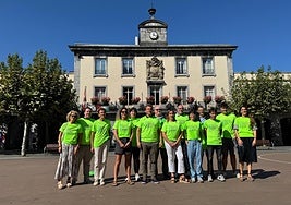 Martxaren aurkezpenean parte hartu zuten lagunak Villabonako udaletxearen aurrean.