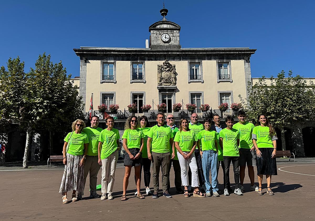 Martxaren aurkezpenean parte hartu zuten lagunak Villabonako udaletxearen aurrean.