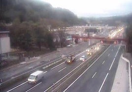 Vista de las retenciones en la N-I por el accidente en Villabona.