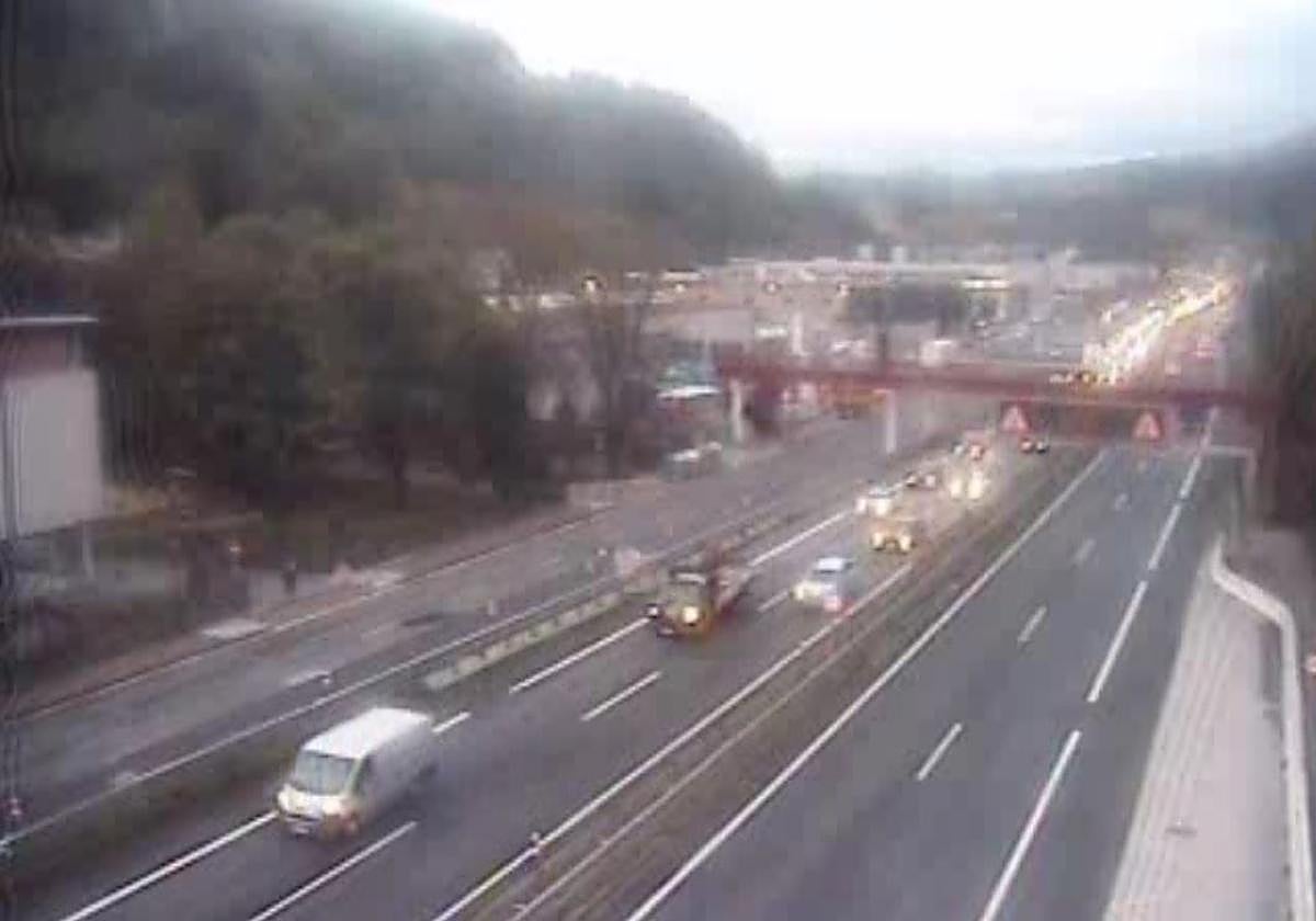 Vista de las retenciones en la N-I por el accidente en Villabona.