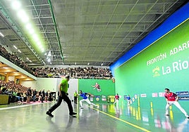 El frontón Adarraga de Logroño, lleno, presentó un magnífico aspecto en el partido de anoche.