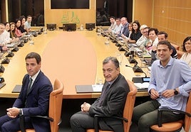 Imanol Pradales y Aitor Esteban junto al grupo parlamentario del PNV.