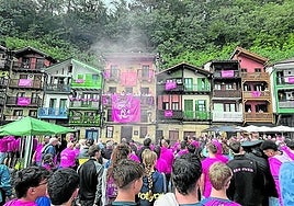 La plaza de Santiago se tiñó de rosa para el recibimiento a las bateleras