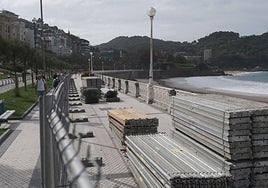 La renovación de la barandilla de La Concha obliga cortar la acera desde este jueves