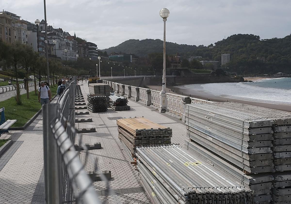 La renovación de la barandilla de La Concha obliga cortar la acera desde este jueves