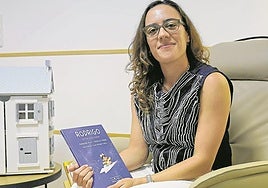 La psicóloga Daniela Corao posa con su cuento sobre el duelo migratorio 'Rodrigo se fue a otro lugar'.
