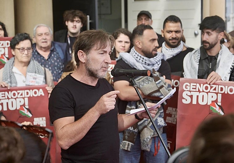 Antonio de la Torre ha leído el manifiesto frente al Teatro Victoria Eugenia