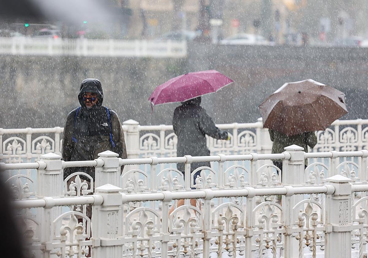 La lluvia seguirá presente en San Sebastián un día más.