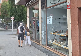 La zapatería Paula se ubica en la calle Luis Mariano 18, en Irun.