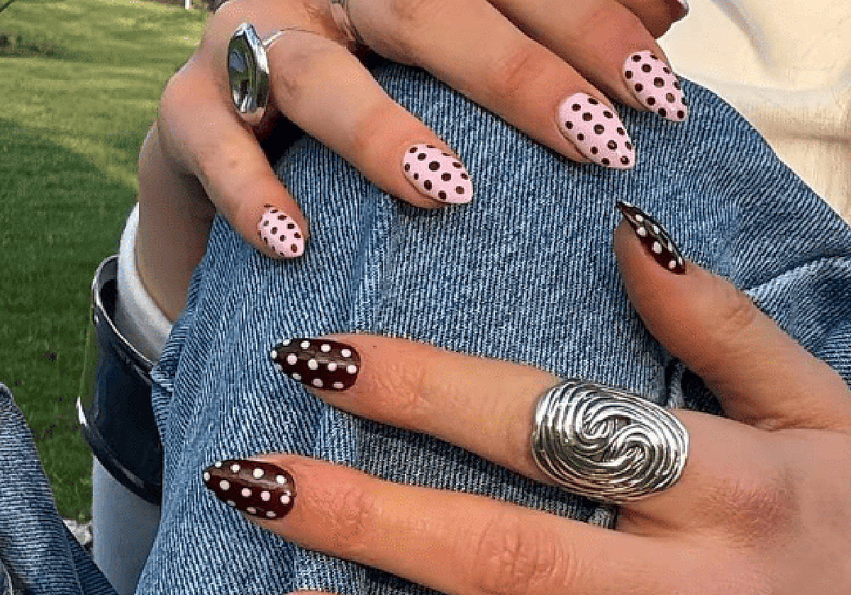 Uñas con lunares, la tendencia del momento