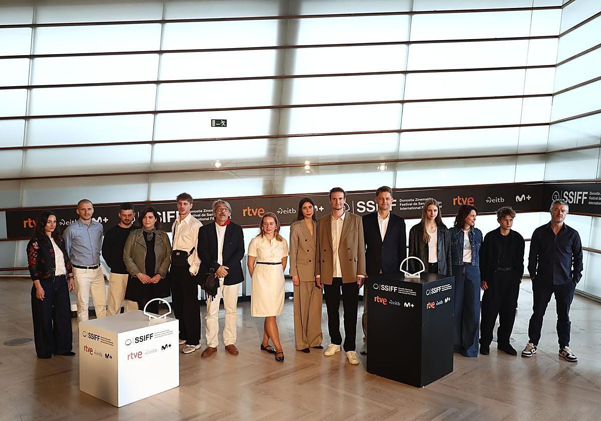 El director de 'Ungrateful Beings' posando junto a actores y productores esta mañana dentro del Kursaal.