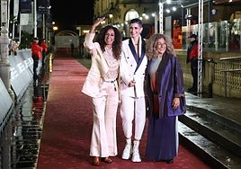 Alba Flores acudió al pase de gala de 'Flores para Antonio', el documental sobre su padre, junto a sus tías Rosario y Lolita.