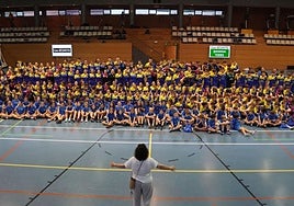 Jugadores, técnicos y responsables del club Leizaran acudieron a la presentación de la temporada de balonmano.