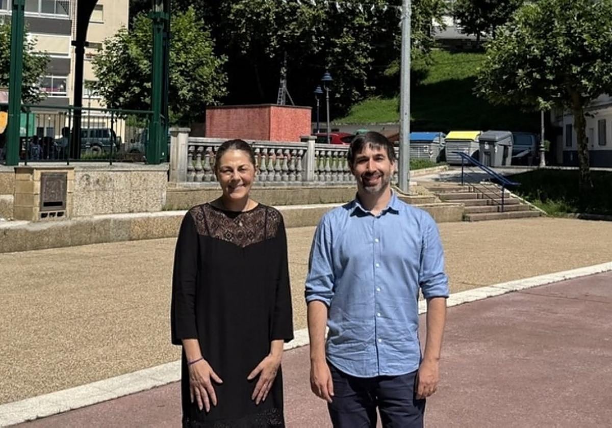 Almudena de la Torre e Isaac Palencia en la plaza Urdaburu.
