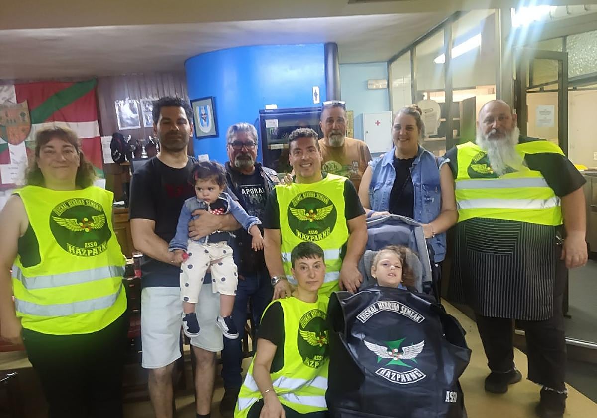 Moteros arrasatearras organizadores del evento con Mara San José, su hermana pequeña y sus padres.