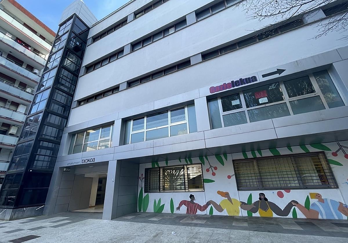 Vista exterior del edificio de Emakumeen Txokoa, en Goiko kale.