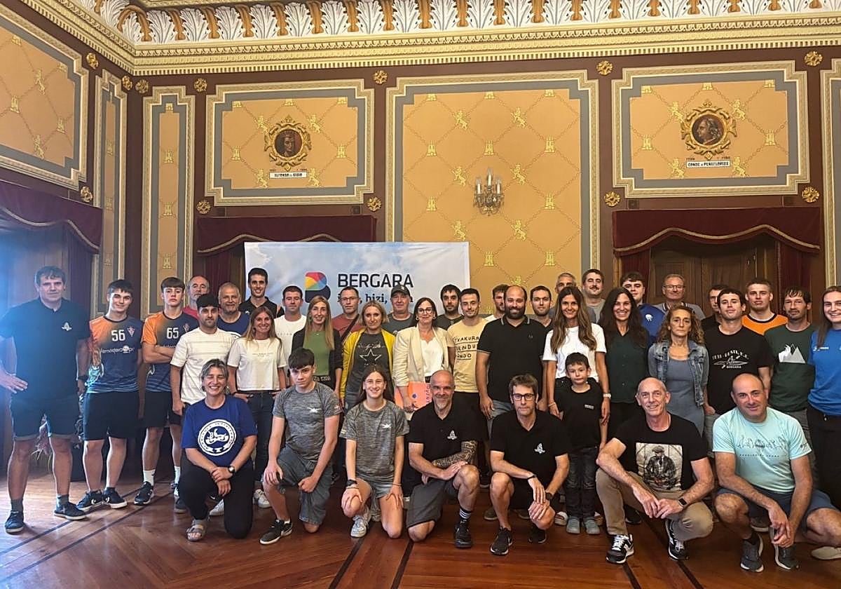 El respaldo al pacto se escenificó con una foto de familia, de clubs, deportistas, centros e instituciones.