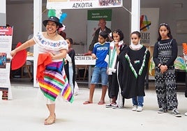 La Fiesta Intercultural y la Feria Garapenean Bidelagun se celebraron el domingo en la Plaza del Mercado.