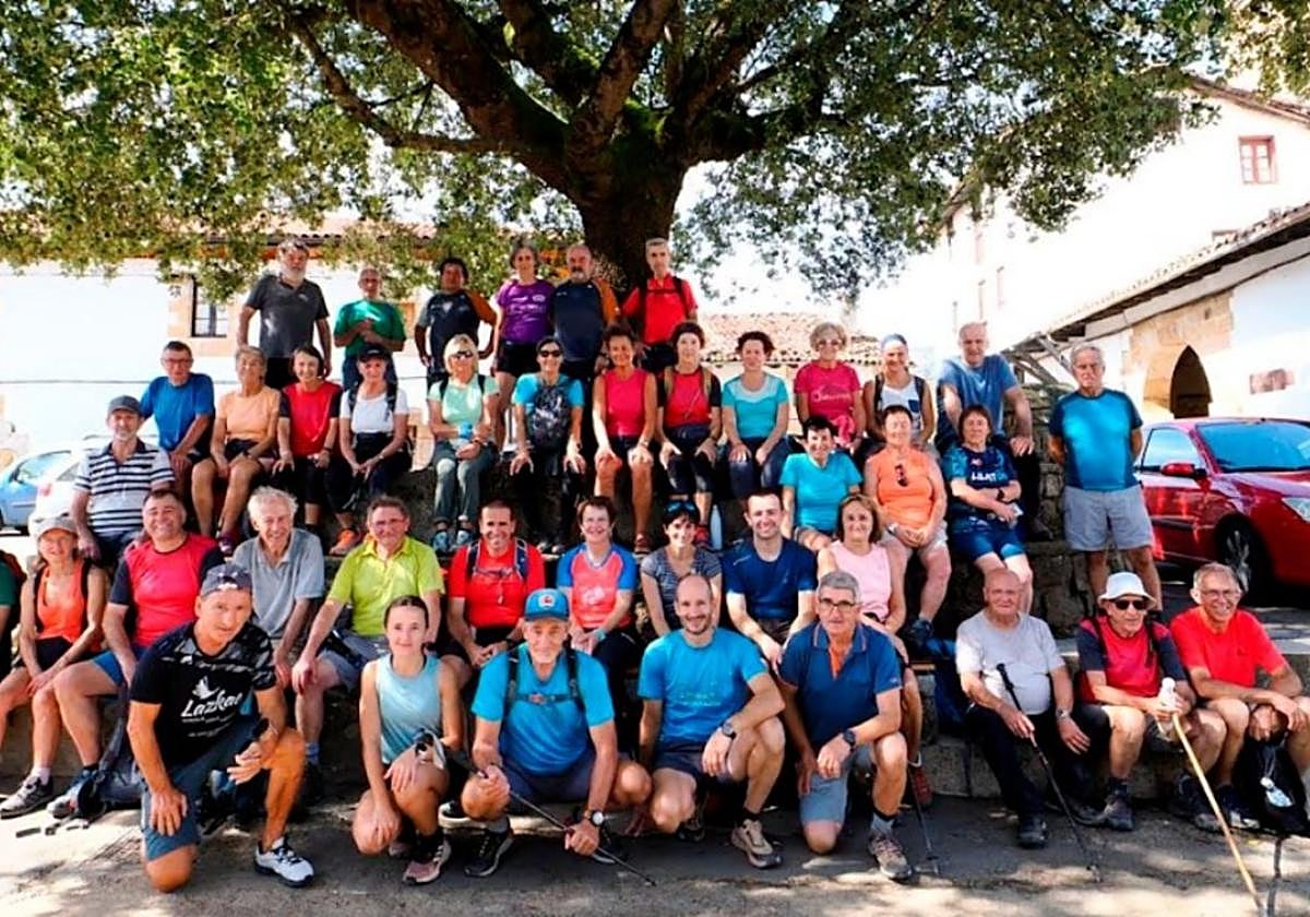 Aurtengo Bost Herrien arteko ibilaldiko familia argazkia Zeraingo plazan, X. edizioaren ospakizunean.