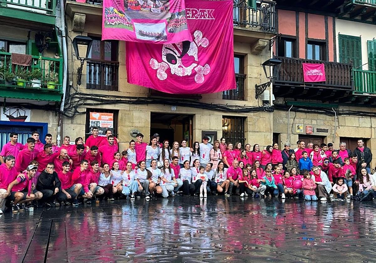 La gran familia de Pasai Donibane Koxtape Arraun Elkartea posó para el recuerdo tras las celebraciones del domingo.