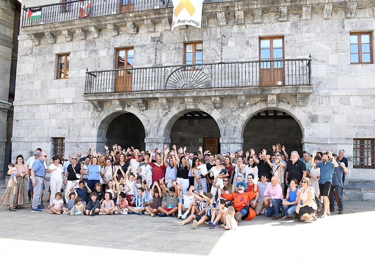 Ekitaldiaren ondoren bertara gerturatu ziren guztiak plazan elkartu ziren.