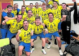 Los jugadores del Irudek Bidasoa Irun celebraron el fin de la mala racha en las visitas al Puente Genil.