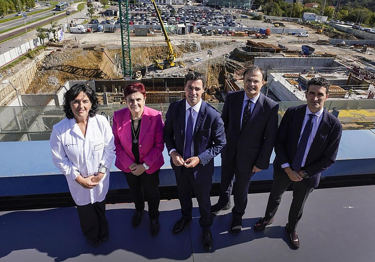 Martínez de Albéniz, Bilbao, Pradales, Martínez e Ibarzabal, ayer ante las obras de protonterapia.