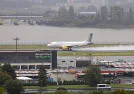 Un avión aterriza en el aeropuerto de Hondarribia.