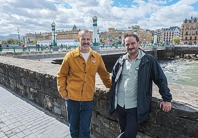 Jose Mari Goenaga y Aitor Arregui, directores de 'Maspalomas', posan al lado del Kursaal antes de bajar a la playa de la Zurriola.