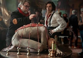 Guillermo del Toro, con el actor Oscar Isaac, en una escena de 'Frankenstein'.