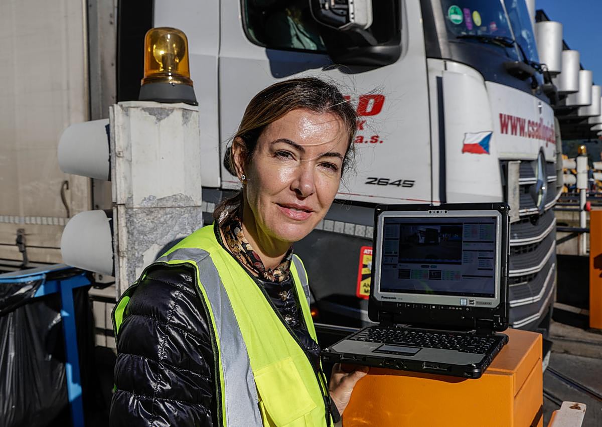 Imagen secundaria 1 - Las mediciones y la matrícula del camión se pueden ver al instante en una aplicación, Josefina De la Fuente en el peaje de Irun, y un técnico coloca parte del insrumento de medición.