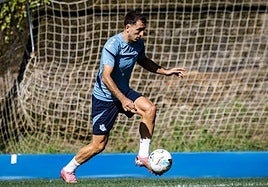 Oyarzabal realiza un control durante el entrenamiento del martes en Zubieta