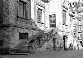 El edificio histórico, con su característica escalinata.