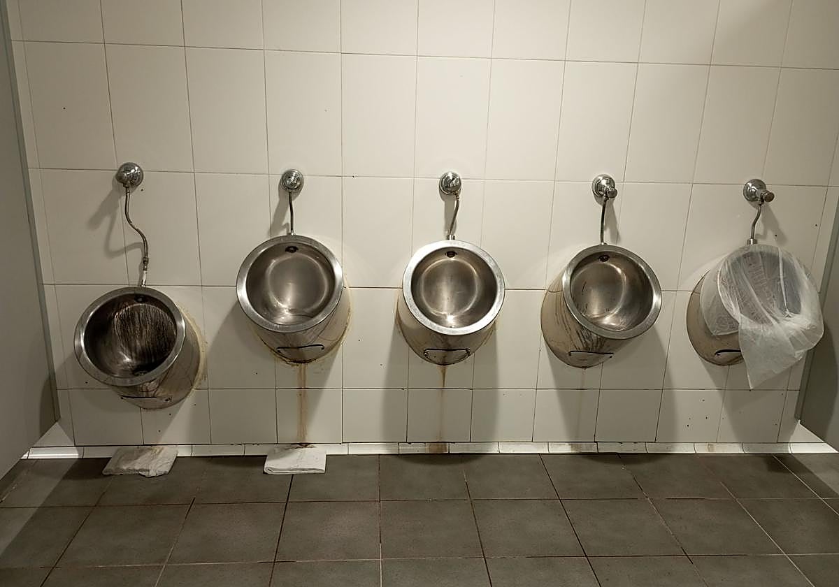 Denuncia Alejandra Iturralde: «Los servicios públicos que están situados debajo del paseo de Zurriola, frente al edificio del Kursaal, están sucios, rotos y huelen fatal. Urge su arreglo y una limpieza a fondo. No puede ser que pase el tiempo y nadie haga nada por solucionarlo».