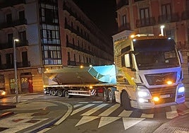 El convoy especial maniobra en Amara Viejo para conducir su carga por la calle de la Salud.