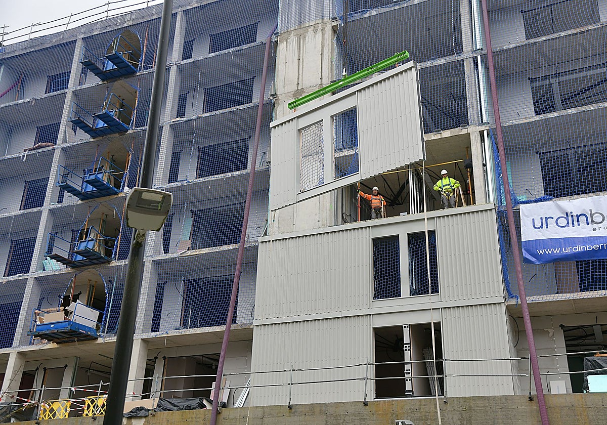 Obreros trabajan en un edificio de VPO en construcción en Eibar.